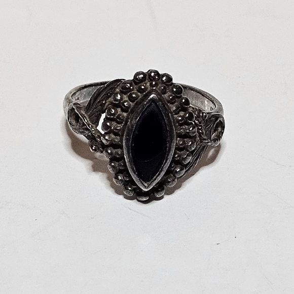 Sterling Silver 925 Black Onyx carved Leaf Motif Ladies Ring size 9 Weighs 4 Gms - Picture 1 of 7